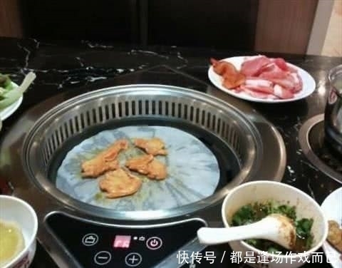 换纸|第一次去吃烤肉,服务员问我要不要换纸?我出了大“糗”!