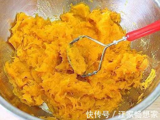 教你电饭锅蒸发糕,1碗玉米面加2个鸡蛋,出锅比蛋糕好吃