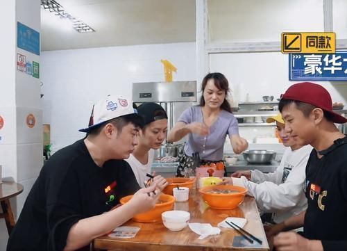 鹿晗|陳赫、鹿晗、鄧超吃早餐,看清楚價格后,網(wǎng)友:確定是明星?