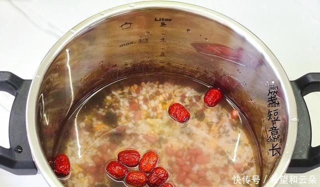 腊八粥必须放8种米吗“红绿黄白黑”寓意吉祥，喝一碗平安暖心