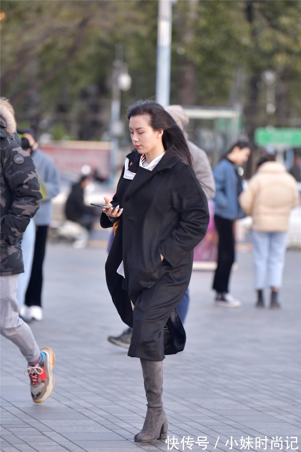 有色彩 有一种冬季穿搭很火,过膝靴搭配过膝风衣,时尚又高级