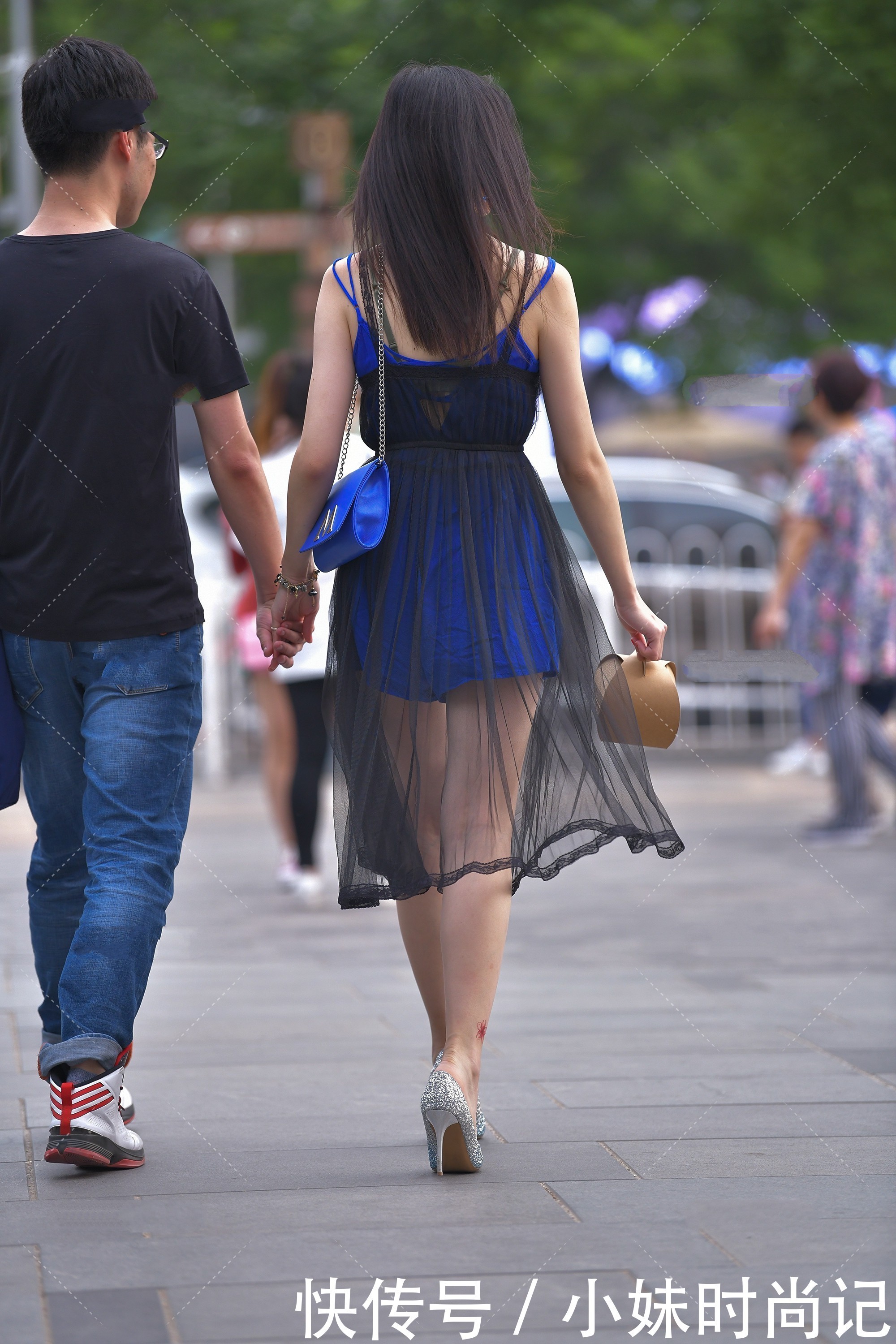宝石蓝|街拍:连衣裙外面套上一层“纱”,看起来优雅又时尚
