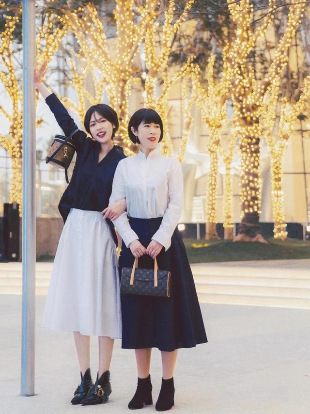 讲真！穿优衣库就服这些50+女性，她们的早春穿搭，时髦高级