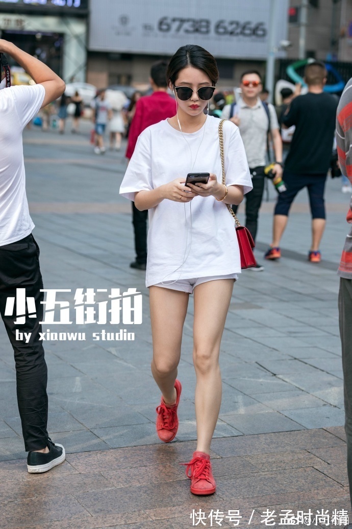 条纹|街拍,条纹衬衫搭配黑色百合裙,清新又时尚