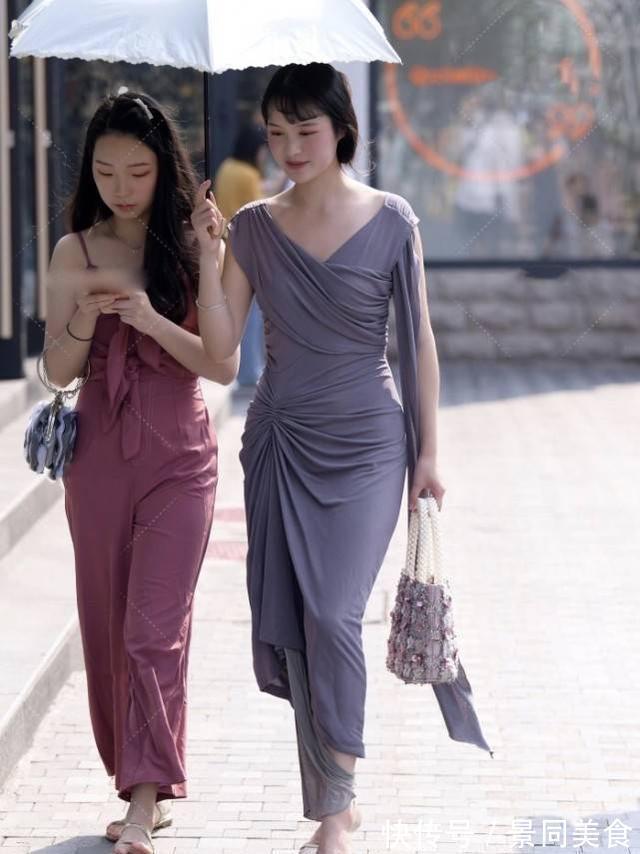 优雅 优雅大方的小姐姐,深色连衣裙搭配金色高跟鞋,自信更迷人