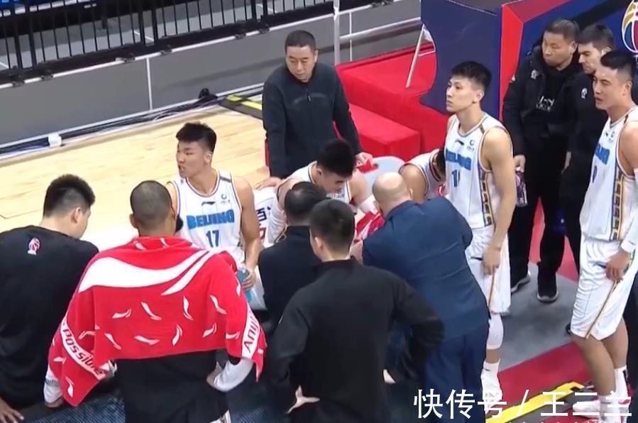 林书豪|一度落后27分！首钢遭CBA黑马吊打，林书豪4中0低迷，胡金秋10+10