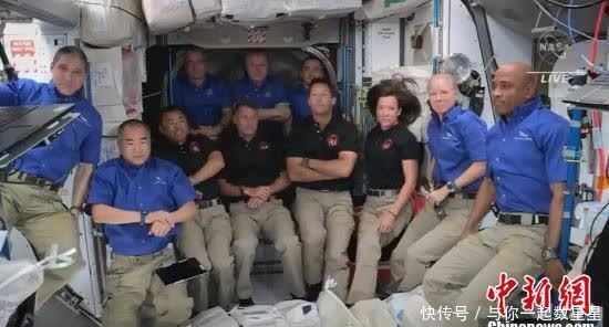 SpaceX载人飞船抵达 宇航员空间站内相拥庆祝