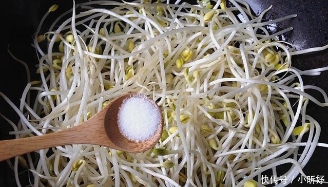  上桌|炒豆芽换个做法，鲜香美味，非常下饭，很快就能上桌