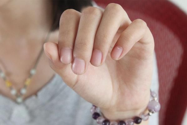  疼痛|更年期女性，经常出现指关节疼痛、晨僵，什么原因？如何解决？
