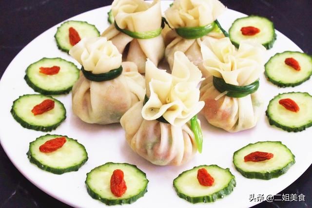 年夜饭加道菜，“四喜福袋”端上桌，寓意八方来福，财源滚滚