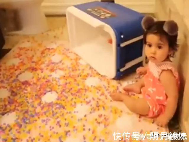 妈妈|宝宝躲在卫生间,妈妈看到后哭笑不得,网友:密恐要犯了