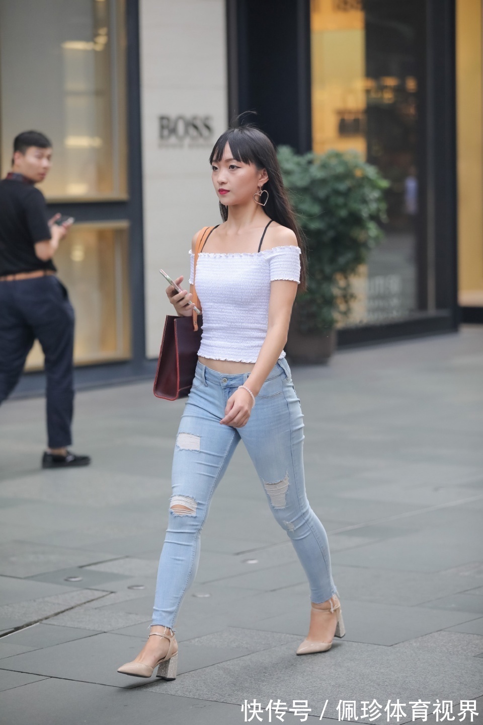 破洞 破洞牛仔裤穿搭简约又省心，配上一字肩，清爽靓丽又气质迷人