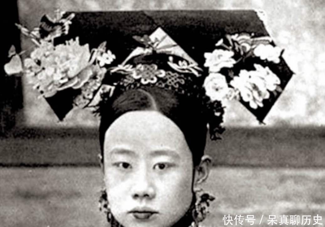 老照片中|清朝大臣的妻妾老照片：李鸿章夫人端庄秀美，诰命夫人惊艳霸气！