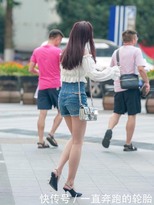 小姐姐高腰牛仔搭配露肩上衣,既显气质又显身材,妥妥的气质女神