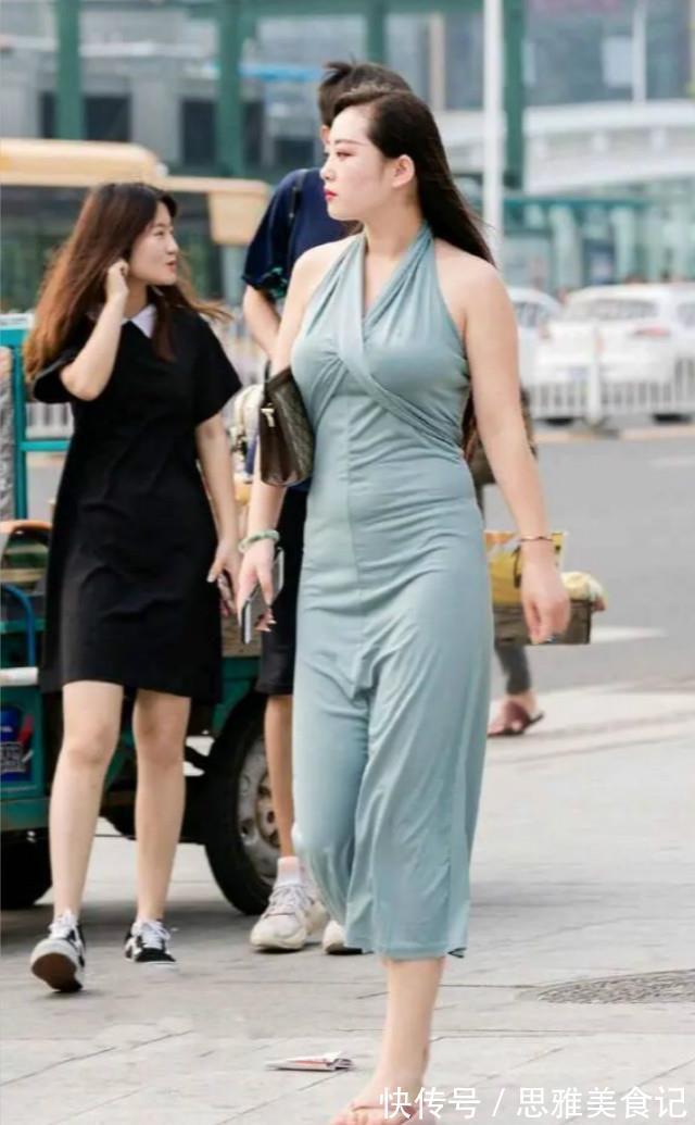 街拍美女:“大骨架”的连衣裙美女,展现不拘一格的美!