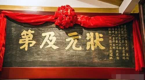  乾隆|乾隆殿试出一上联，学子听完扭头就跑，乾隆：站住，状元就你了