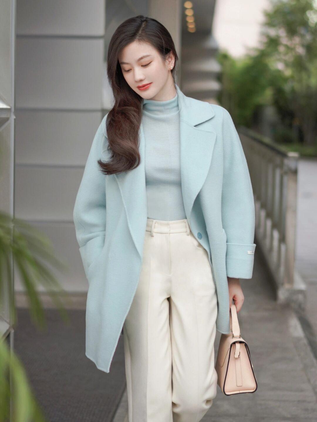 大衣|冬天就要穿得保暖还好看,蓝绿色大衣+白色西装裤,知性又优雅!
