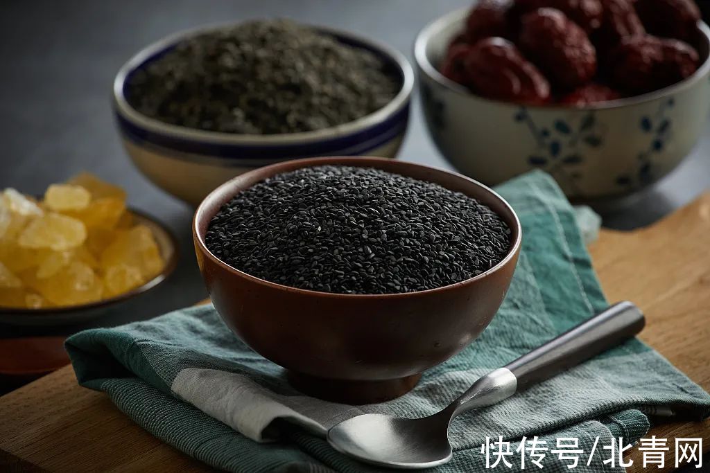 黑芝麻最大的好处不是乌发，而是这个……但很多人都没吃对