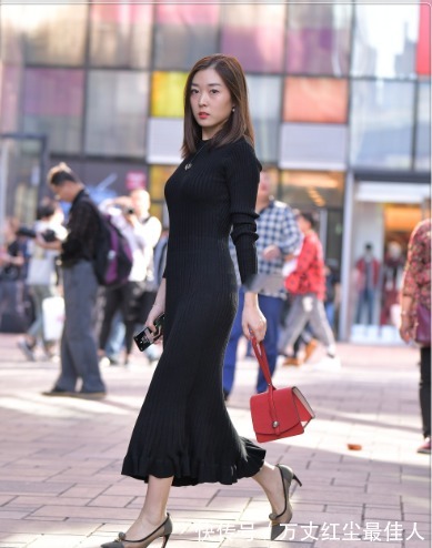 女包|针织鱼尾连衣裙搭配斜挎单肩女包，举止端庄，高贵优雅