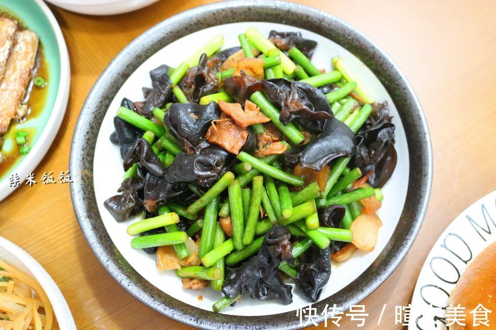 搭配|我家晚餐,3个家常菜,搭配发面饼和鸡蛋汤,全家吃得香