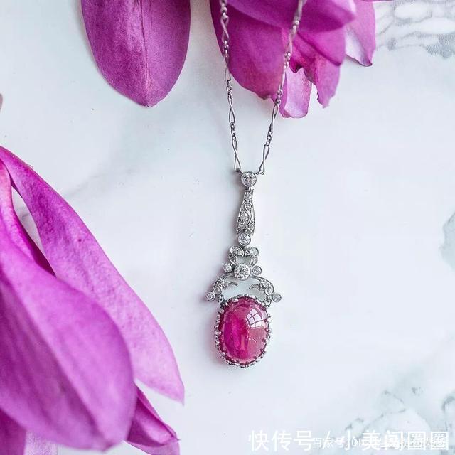 要做世界上最幸福的新娘,除了婚纱,闪耀的宝石项链也是必不可少