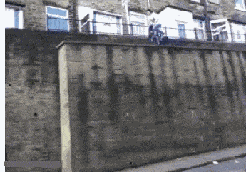 |搞笑GIF:假装什么都没有发生,我只是一个普通的路人甲……