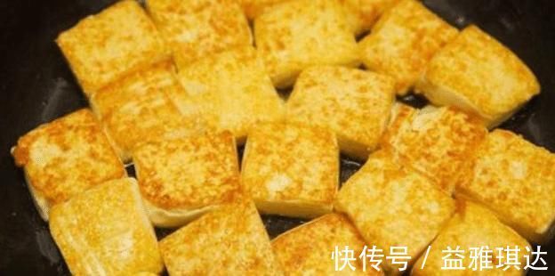 煎豆腐时，直接下锅煎就错了！学会3技巧，不粘锅不掉皮，也不碎