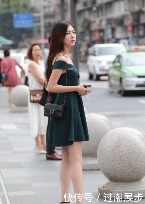 墨绿色连衣裙,清新自然,魅力十足