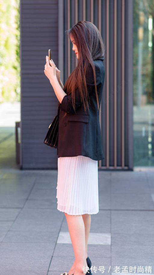 西装|黑西装、百褶裙搭配尖头细跟鞋,展现精致感十足的职业女性气质