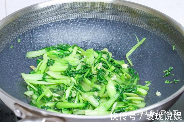 俩人|母女俩人的晚餐，一荤一素，成本25块钱，全部吃完不浪费