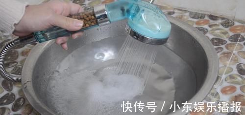 疏通|淋浴喷头堵了不用怕,学会这诀窍,只需一个塑料袋就能轻松解决