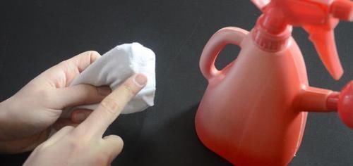 擦玻璃别用水了,教你用一秘招,擦完的玻璃光亮如新,方法太棒了