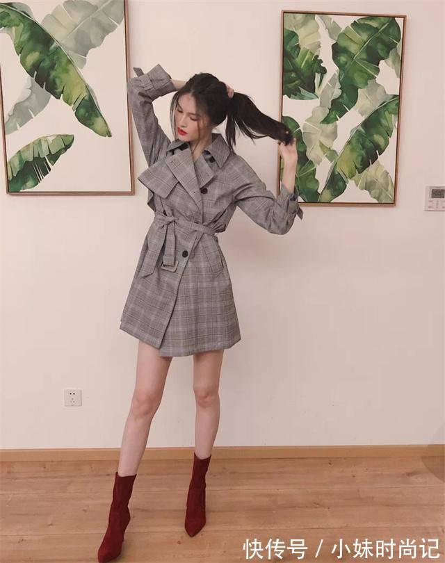 裸靴|最近火了一种过年穿搭,叫“长大衣+红色靴子”,洋气喜庆又高级