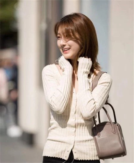 凸显|街拍:桔色套装的美女,凸显大长腿,时尚靓丽