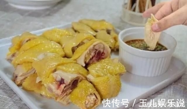 做白切鸡时别直接下锅煮,大厨教你一招,鸡肉又鲜又嫩还美味