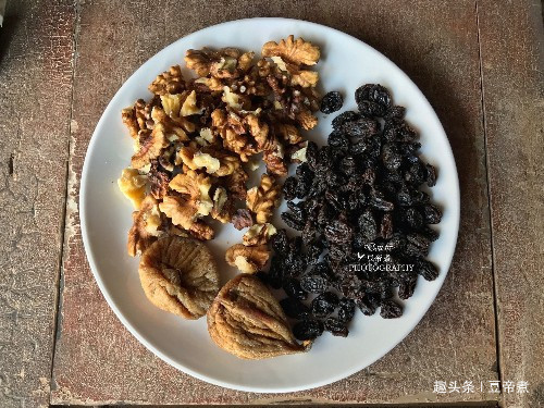 面粉别再做馒头了,随便揉一揉,加点干果,大人小孩都爱吃