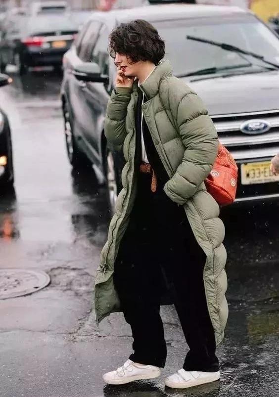 搭配 女人过了40岁,买羽绒服尽量不要挑这3种''廉价色'',显老没气质