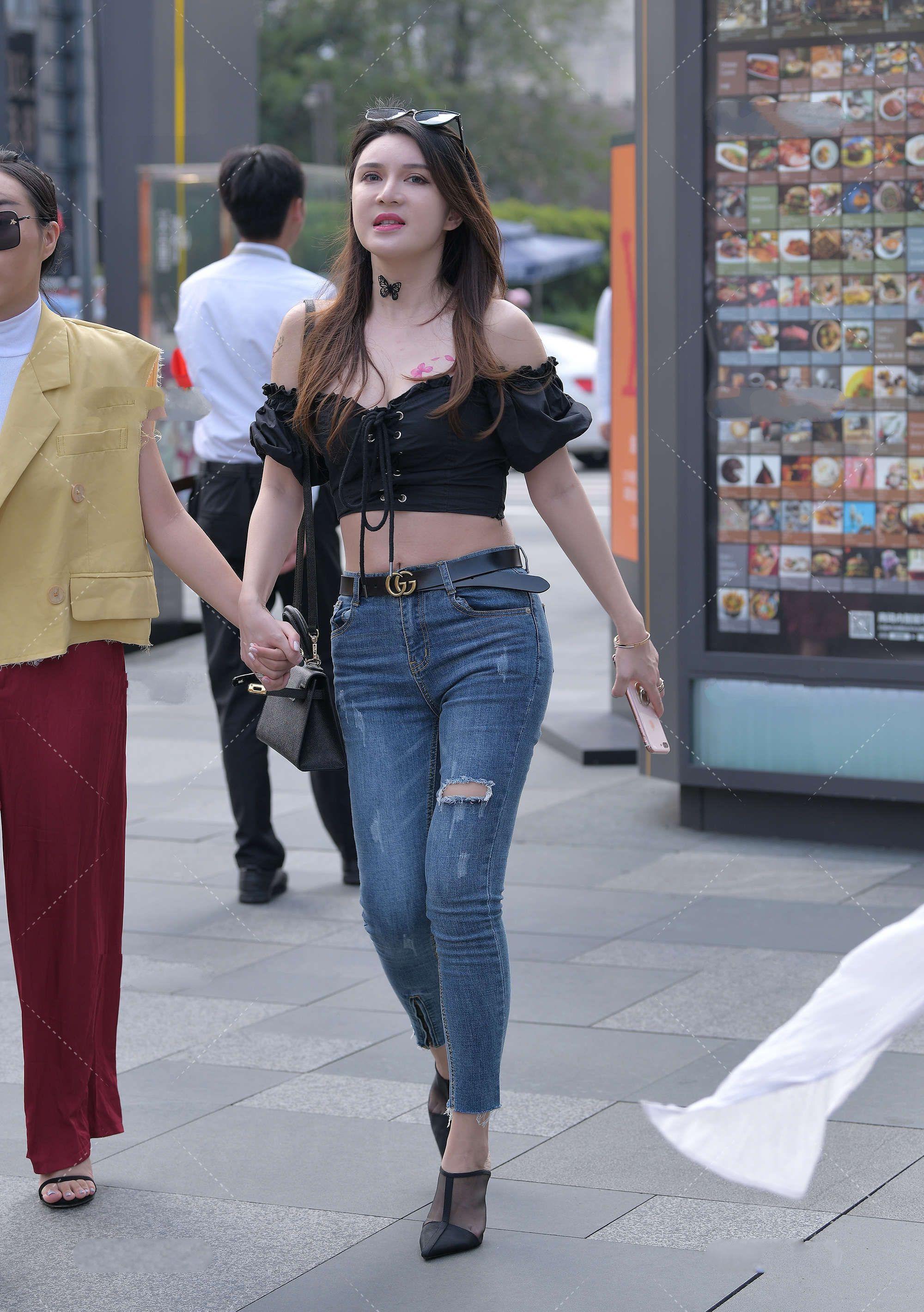 搭配|破洞牛仔裤,和平肩上衣的组合穿搭,很是简约又时尚