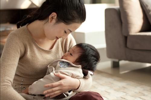 大脑|宝宝太难哄睡?家长不妨多给孩子抚摸3个部位,娃睡得香更聪明