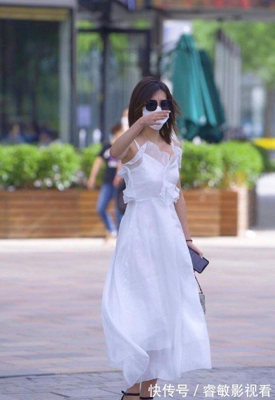 前卫 美女穿搭:白色吊带纱质长裙,色彩明亮,打造不一样的自己!