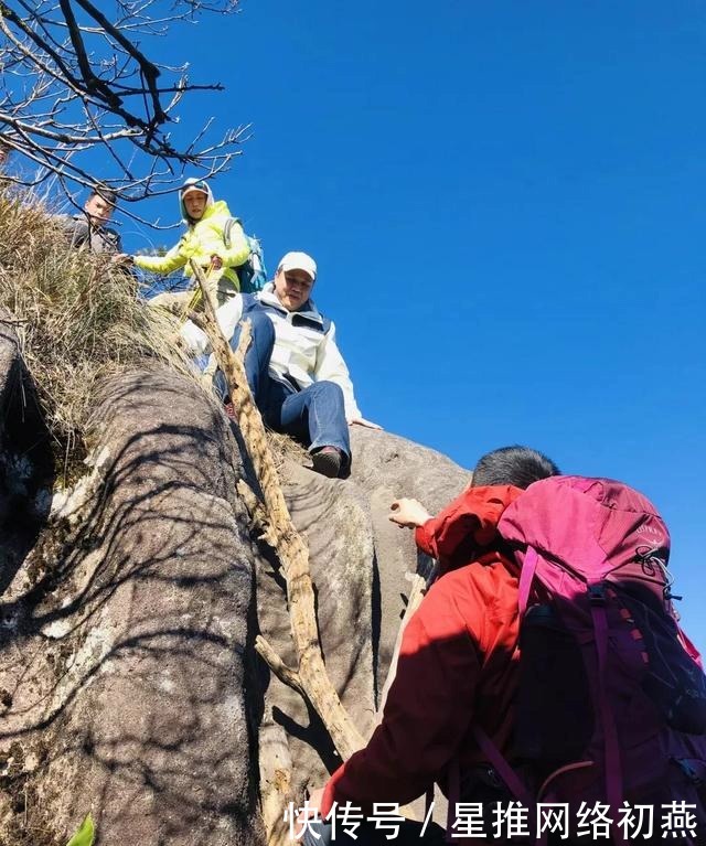 仙游石剑山，山顶一巨石形似利剑，有点霸气