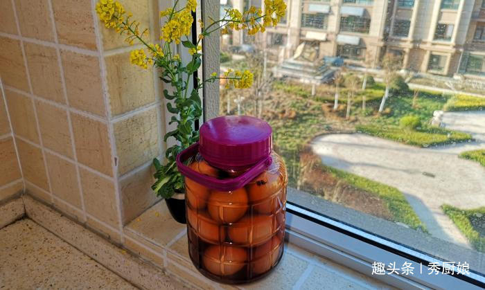 腌鸡蛋只放盐大错特错,最后一步加点它,鸡蛋不臭,个个起沙流油
