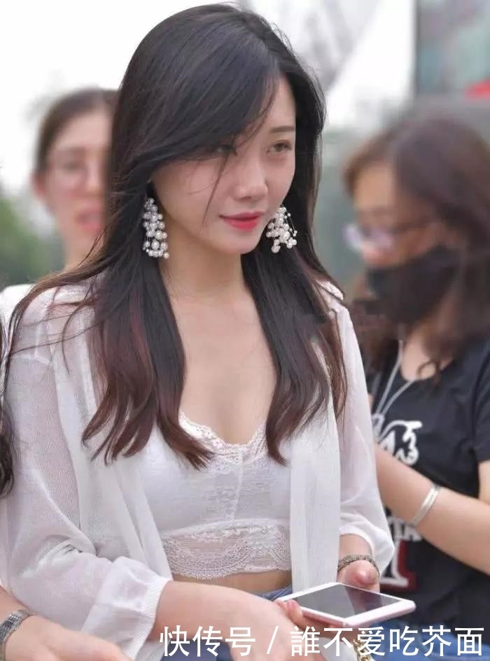 街拍时尚: 姑娘身穿白色内衬衣, 笑容自信迷人!