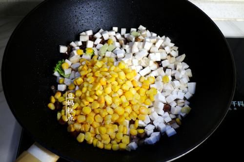 懒得做饭，就这样焖一锅好了，有菜有饭适合全家老小