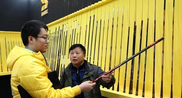 有一些鱼竿，野钓用着拍手叫好，一到黑坑就被人唾弃