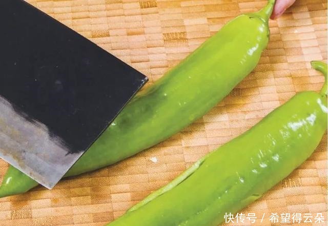 擂辣椒皮蛋,口感绵软细化,味道香辣无敌