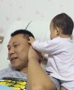 西西|奶爸只看手机不陪宝宝,宝宝非常生气,下一秒宝宝让奶爸眼中含泪