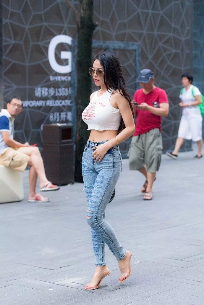 高跟鞋 一字领的上衣,宽松的袖摆结合胸前的印花,显得格外的浪漫