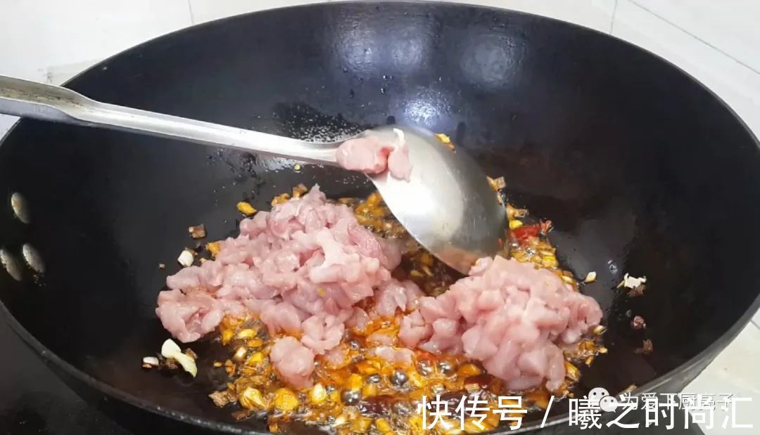 茄子|米饭怎么做才好吃吗,锅里一焖,既有菜又有饭,上桌全家都抢着吃