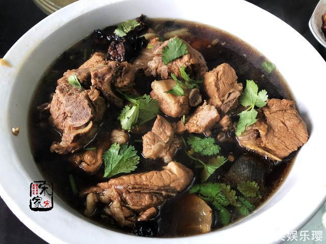 爷爷生日,菜刚端上桌嫂子坐下就吃,姑姑:停!老人还没动筷子